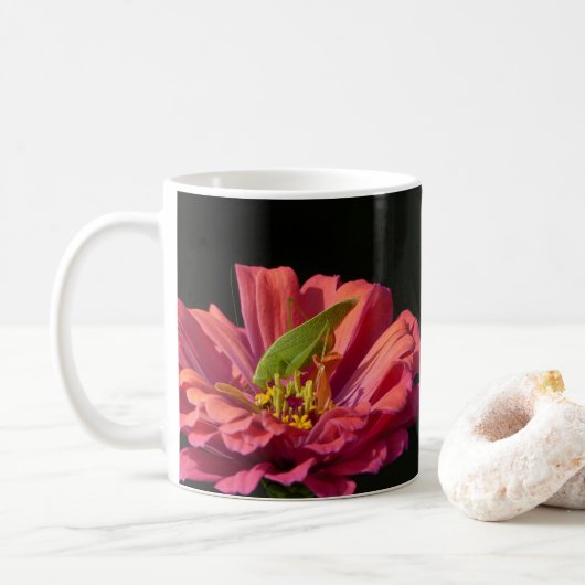 Katydid über Zinnia Kaffeetasse (Mit Donut)