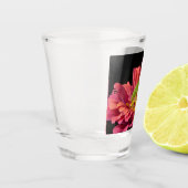 Katydid über Zinnia Schnapsglas (Links)