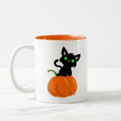 Katz auf einer Kürbiskaffee-Tasse Zweifarbige Tasse (Links)