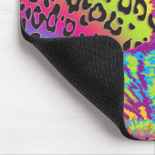 Kätzchen auf dem Hintergrund des Regenbogenleopard Mousepad (Ecke)