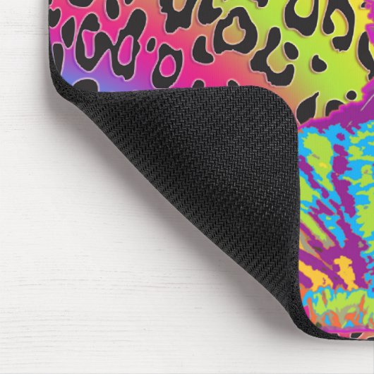 Kätzchen auf dem Hintergrund des Regenbogenleopard Mousepad (Ecke)