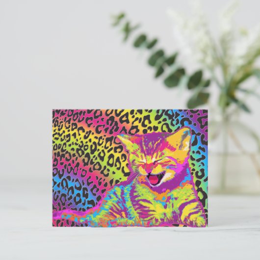 Kätzchen auf dem Hintergrund des Regenbogenleopard Postkarte (Stehend Vorderseite)
