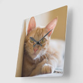 Kätzchen auf der Couch Quadratische Wanduhr (Winkel)