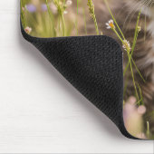 Kätzchen auf einem Feld mit Wildblumen Mousepad (Ecke)