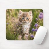 Kätzchen auf einem Feld mit Wildblumen Mousepad (Mit Mouse)
