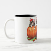 Kätzchen auf Kürbis zu Halloween Zweifarbige Tasse (Links)