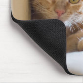 Kätzchen, das auf der Couch liegt Mousepad (Ecke)