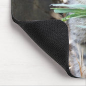 Kätzchen, das hinter Grashalm sich versteckt Mousepad (Ecke)