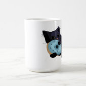 Kätzchen, das Krapfen-Tasse isst Kaffeetasse (Mittel)