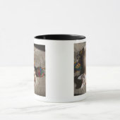 Kätzchen, das mit Garn spielt Tasse (Zentrum)