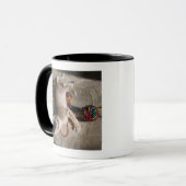 Kätzchen, das mit Garn spielt Tasse (Vorderseite Links)