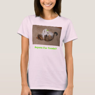Kätzchen, das mit Tennisball spielt T-Shirt