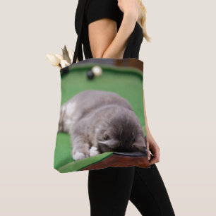 Kätzchen, das Pool spielt Tasche