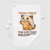 Kätzchen, die eine Maske trägt, die für sein erste Golfhandtuch (Insitu)