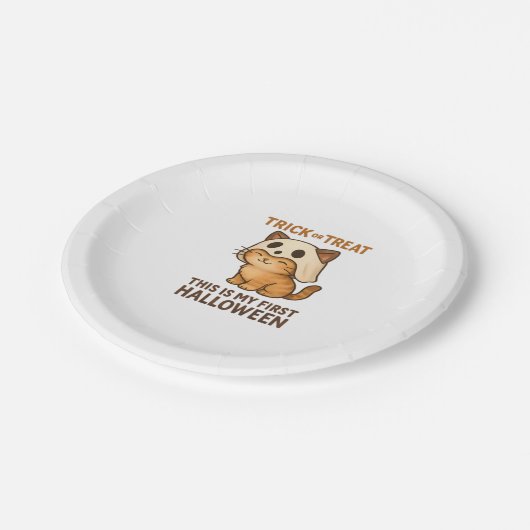 Kätzchen, die eine Maske trägt, die für sein erste Pappteller (Schrägansicht)