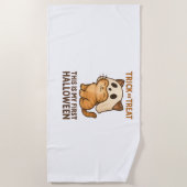 Kätzchen, die eine Maske trägt, die für sein erste Strandtuch (Vorderseite)