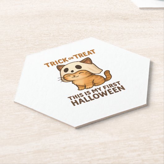 Kätzchen, die eine Maske trägt, die für sein erste Untersetzer (angewinkelt)