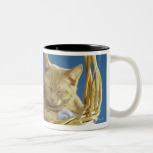 Kätzchen, die im Korb schlafen Zweifarbige Tasse