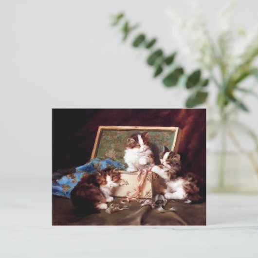 Kätzchen, die mit einer Heftkastenmalerei spielen Postkarte (Stehend Vorderseite)