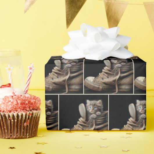 Kätzchen im alten Sneaker Geschenkpapier (Geburtstagsparty)