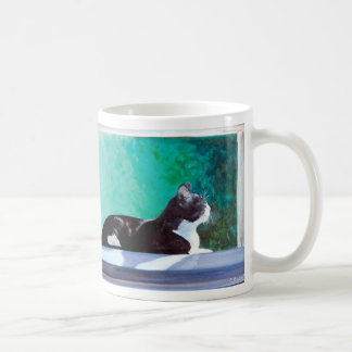 Kätzchen im Fenster aus der originalen Ölmalerei. Kaffeetasse