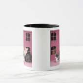 Kätzchen im Haus der Puppe Tasse (Zentrum)