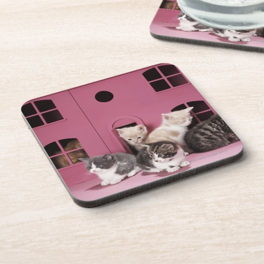 Kätzchen im Haus der Puppe Untersetzer (Linke Seite)