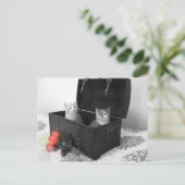 Kätzchen im Kofferraum mit Blume auf Postkarte (Stehend Vorderseite)