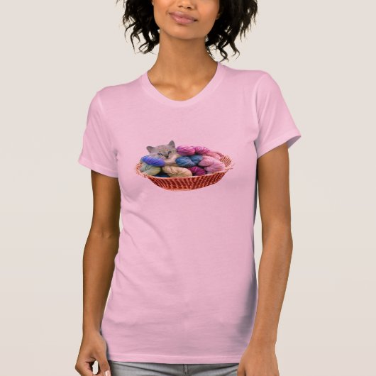 Kätzchen im Korb des Garns T-Shirt (Vorderseite)