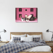 Kätzchen im Puppenhaus Leinwanddruck (Insitu (Schlafzimmer))