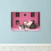 Kätzchen im Puppenhaus Leinwanddruck (Insitu (Holzboden))