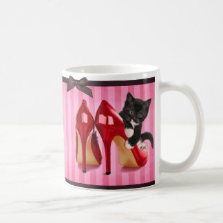 Kätzchen in den Stiletten Kaffeetasse