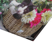 Kätzchen in einem Korb Schneidebrett (Ecke)