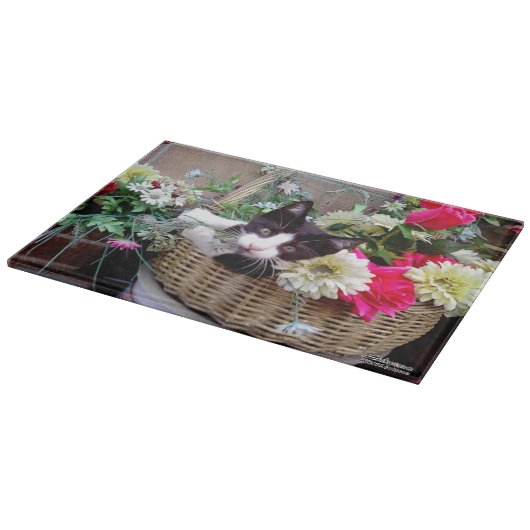 Kätzchen in einem Korb Schneidebrett (Ecke)