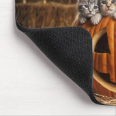 Kätzchen in einem Kürbiskeller Mousepad (Ecke)