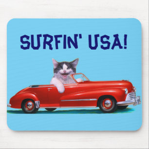 Kätzchen in einem roten Cabrio Mousepad