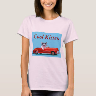 Kätzchen in einem roten Kabriolett T-Shirt
