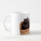 Kätzchen in einem Weidenkorb Kaffeetasse (Links)