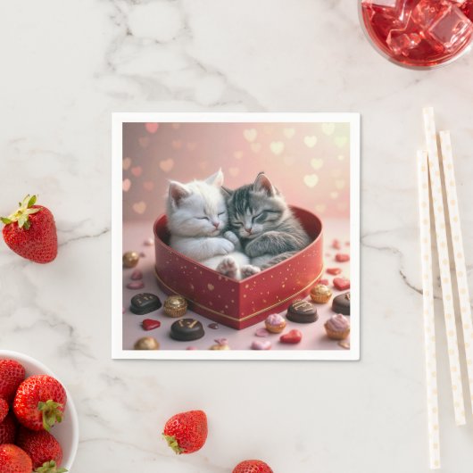 Kätzchen in einer Kiste mit Herzknudeln Serviette (Beispiel)