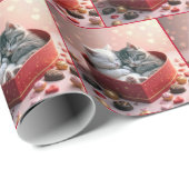 Kätzchen in einer Schachtel mit rotem Herz Geschenkpapier (Rolleneckpunkt)