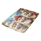 Kätzchen in festlicher Weihnachtsdekoration und Sc Badematte (Schrägansicht)