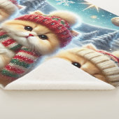 Kätzchen in festlicher Weihnachtsdekoration und Sc Sherpadecke (3/4)