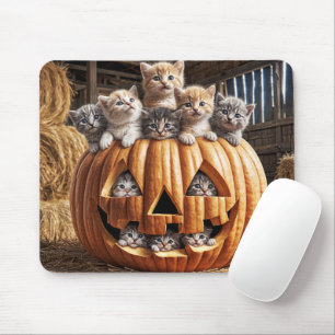 Kätzchen in Halloween-Kürbis Mousepad