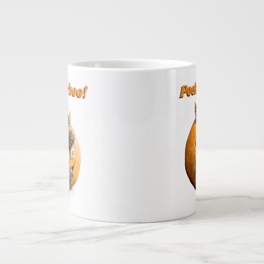 Kätzchen in Jack-o-Lantern Jumbo-Tasse (Vorderseite)
