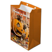Kätzchen in Jack-o-Lantern Mittlere Geschenktüte (Vorderseite Schrägansicht)