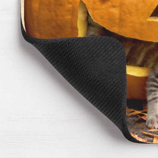 Kätzchen in Jack-o-Lantern Mousepad (Ecke)