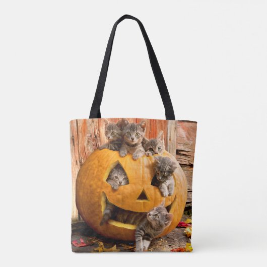 Kätzchen in Jack-o-Lantern Tasche (Rückseite)