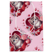 Kätzchen in Schachtel mit Blume und Geschenken Mittlere Geschenktüte (Vorderseite)