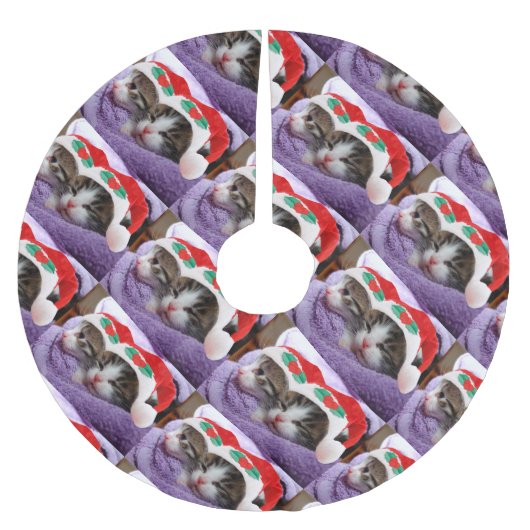 Kätzchen in Weihnachtsmannmützen Weihnachts Muster Polyester Weihnachtsbaumdecke (Vorderseite)