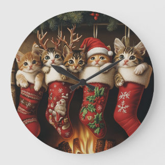Kätzchen in Weihnachtsstrümpfen am Kamin Große Wanduhr